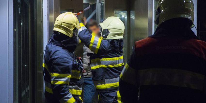Brandweer bevrijdt persoon uit lift op NS station in Boxtel