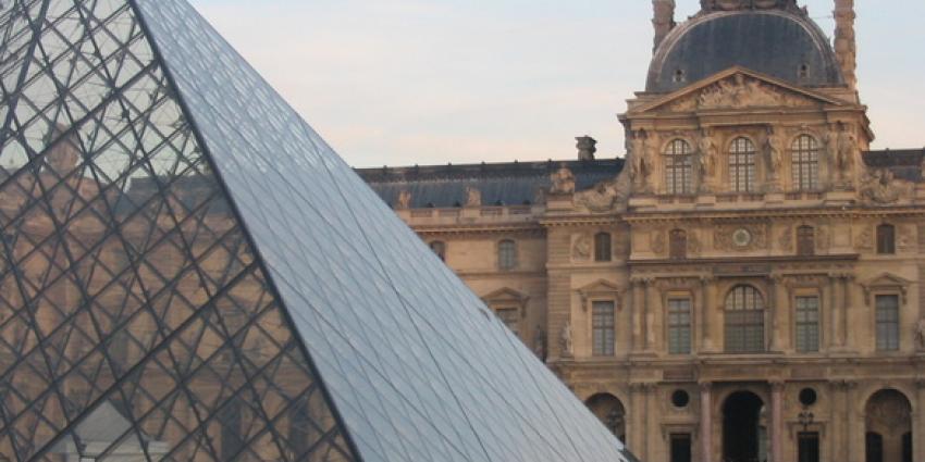 Militair aangevallen door man met kapmessen bij Louvre in Parijs