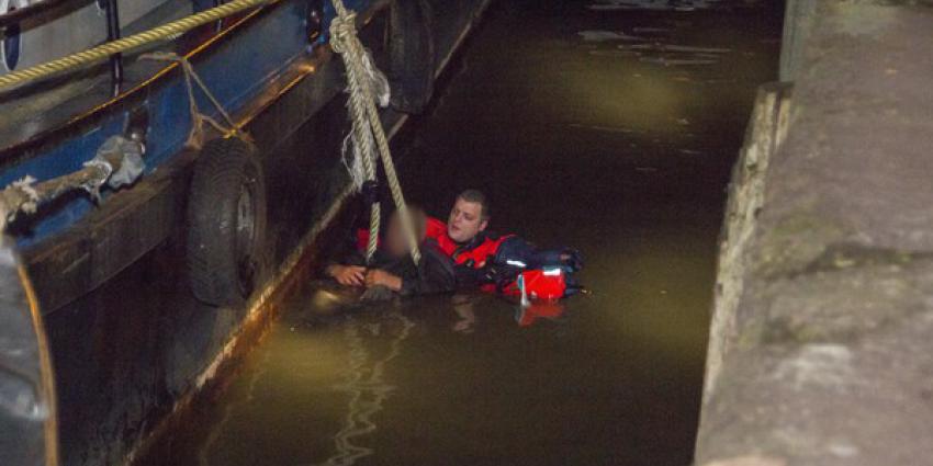 Politie en brandweer redden man uit water