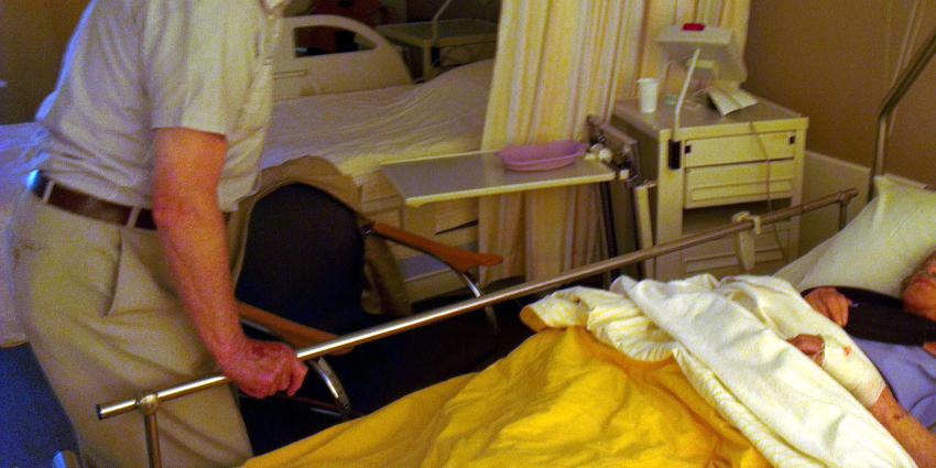 Oude dame belazerd door 'mantelzorger': 70.000 euro zoek