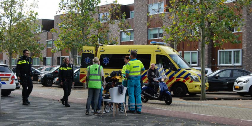 Hulpdiensten helpen gevallen man