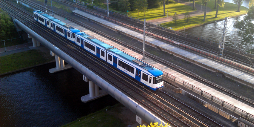 Meisje bij metrostation Postjesweg in Amsterdam neergestoken