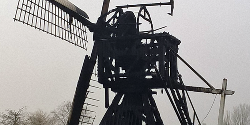 Molen en auto's in Utrecht uitgebrand door vermoedelijk brandstichting