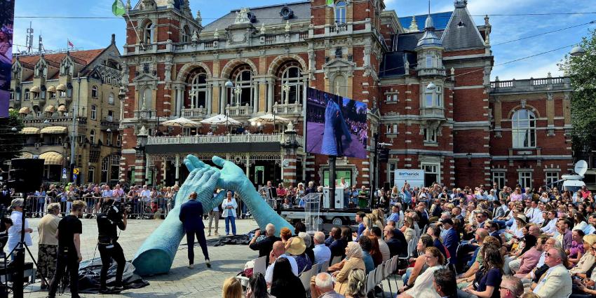 monument-peterrdevries-Leidseplein