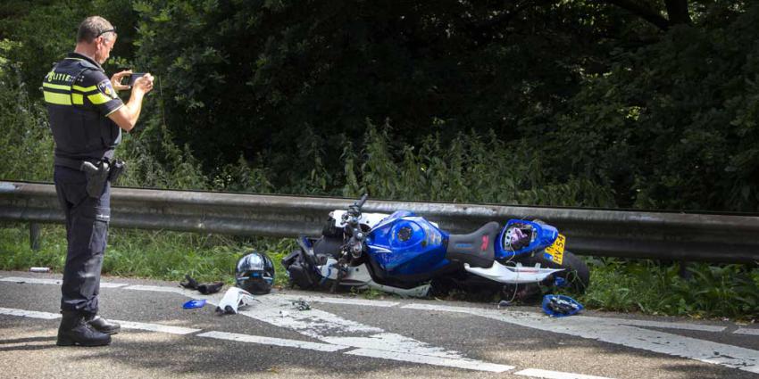Motor onder vangrail op A20 na aanrijding