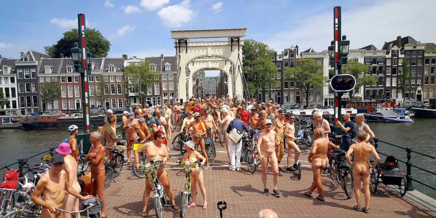 Stoet poedelnaakte fietsers trekt door hartje Amsterdam