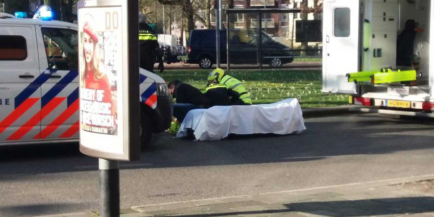 Verwarde man loopt naakt op Herensingel in Groningen