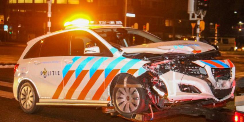 Nieuwe politiewagen zwaar beschadigd na aanrijding