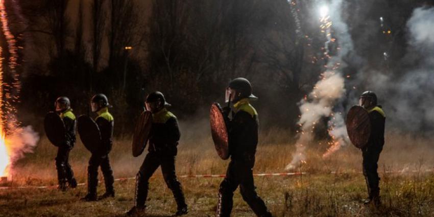 Grote oefening politiehonden met vuurwerk