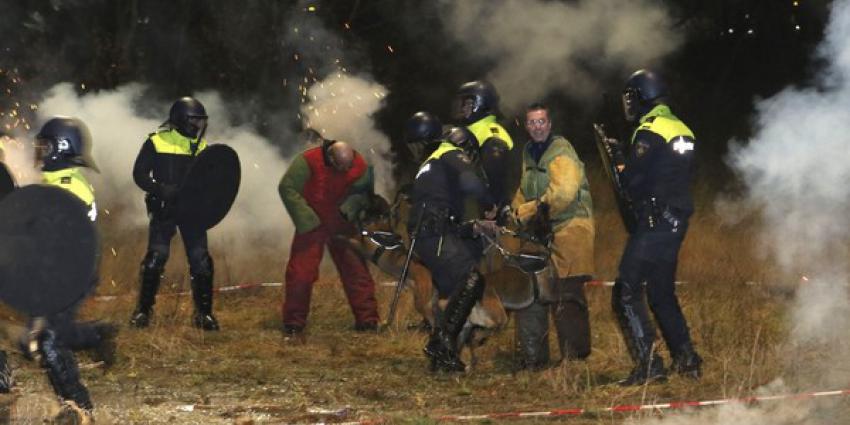 Grote oefening politiehonden met vuurwerk