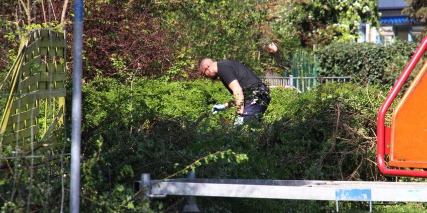 Politie doorzoekt struiken in onderzoek overleden baby op balkon