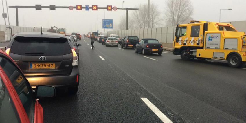 Twee gewonden door gevallen verkeersportaal A9