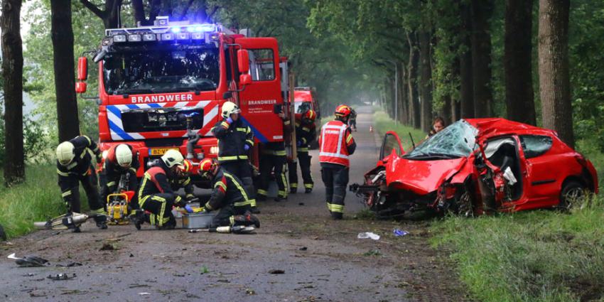 Automobilist zwaargewond bij eenzijdige aanrijding in Exloo