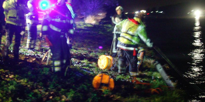 Automobilist 1½ uur bekneld in auto in sloot