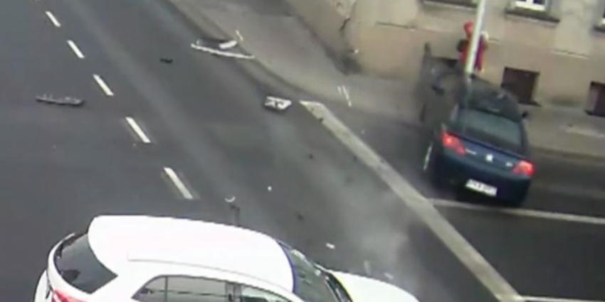 Voetgangster heeft engeltje op haar schouder tijdens crash auto's