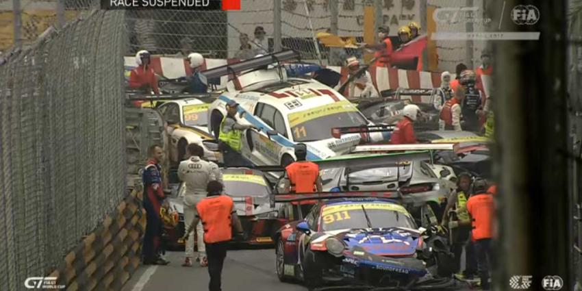 Zeker dertien raceauto&#039;s klappen op elkaar