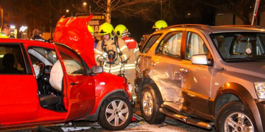 Vrouw raakt gewond bij aanrijding tussen drie auto's 