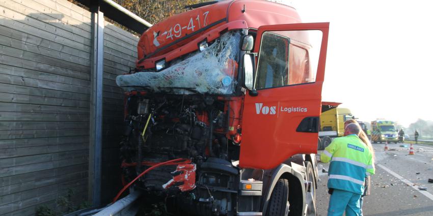 A28 dicht: vrachtwagen rijdt op botsabsorber
