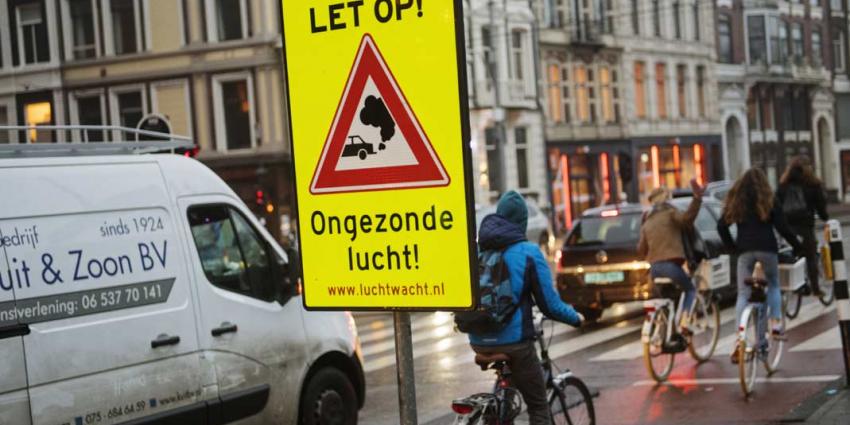 Actievoerders plaatsen verkeersborden tegen ongezonde lucht in steden