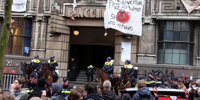 Politie is begonnen met de ontruiming van het Bungehuis