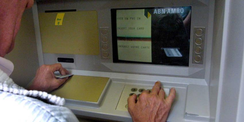 ouderen-geldautomaat-pinpas