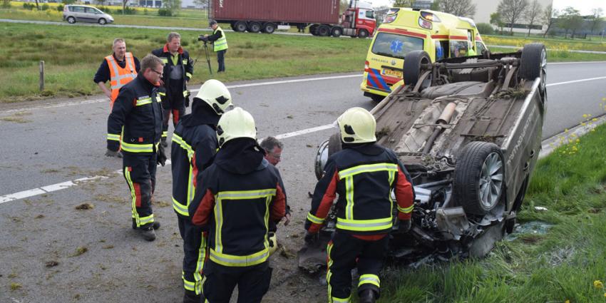 Bestelwagen schiet rechtdoor op afrit snelweg Hoogeveen