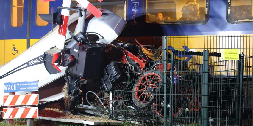 paardentrailer-trein-botsing-spoorovergang