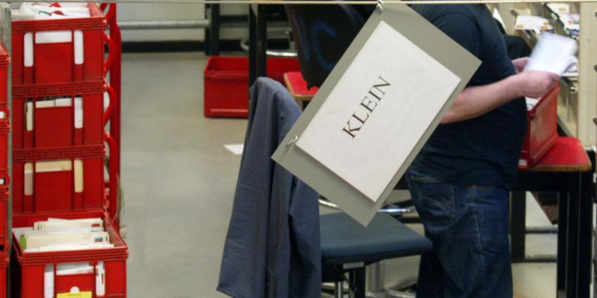 Pakketsorteerders PostNL in Kolham staken vanavond opnieuw