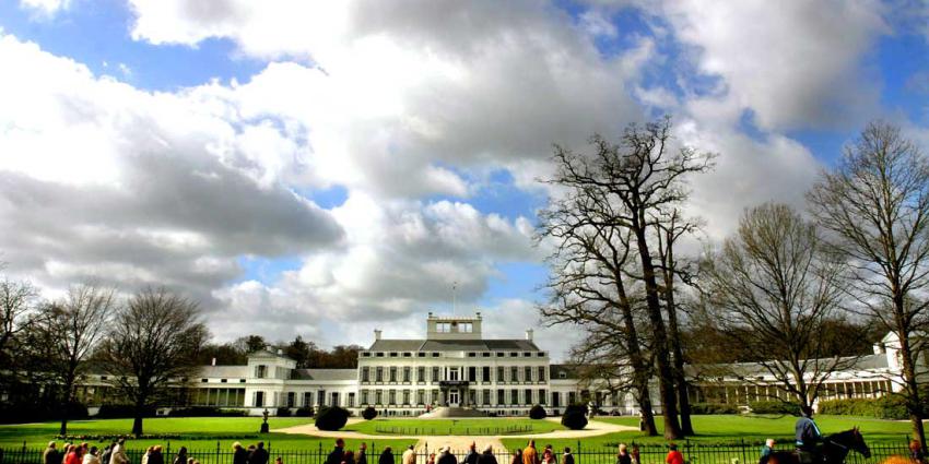 Elvis Costello treedt op in tuin van Paleis Soestdijk