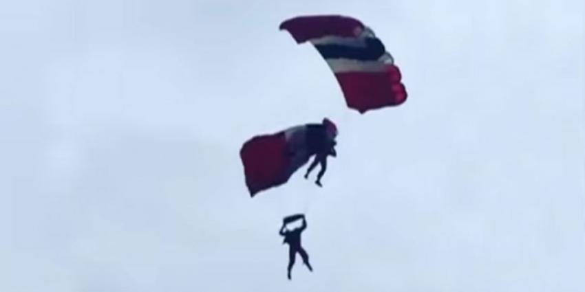 Parachutist stuntteam Red Devils redt college in de lucht