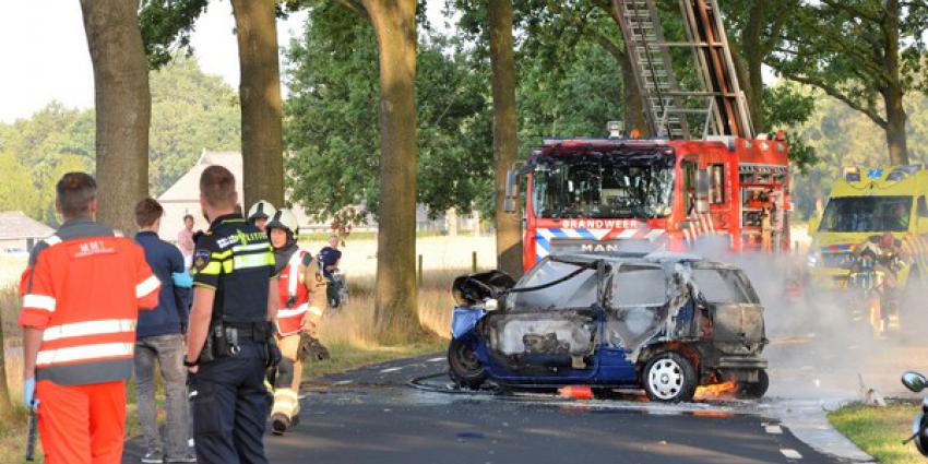 auto, botsen, boom, uitbranden, ziekenhuis