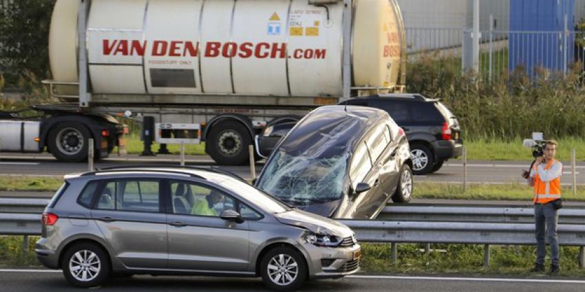 Over de kop en achterstevoren op vangrail bij ongeval 