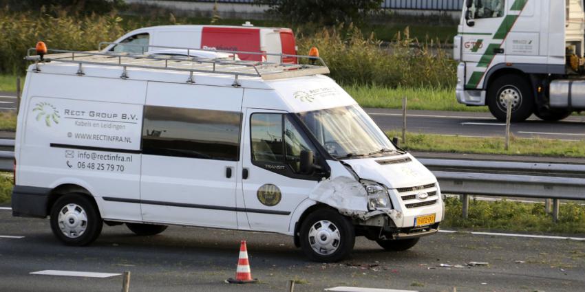 Over de kop en achterstevoren op vangrail bij ongeval 