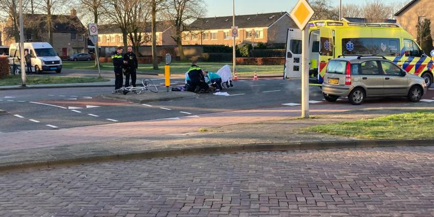 ambulancepersoneel ontfermt zich over slachtoffer