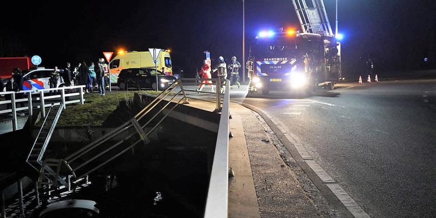 Auto te water en hulpdiensten ter plaatsen