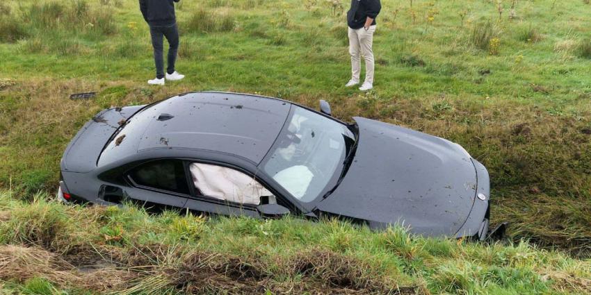 Auto naast de weg