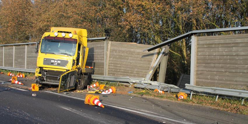 A28 dicht: vrachtwagen rijdt op botsabsorber