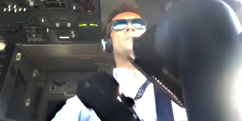 Hard werken voor piloot in cockpit tijdens landing in storm