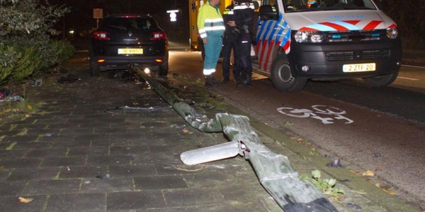 Auto zwaar beschadigd na frontale botsing met lantaarnpaal 