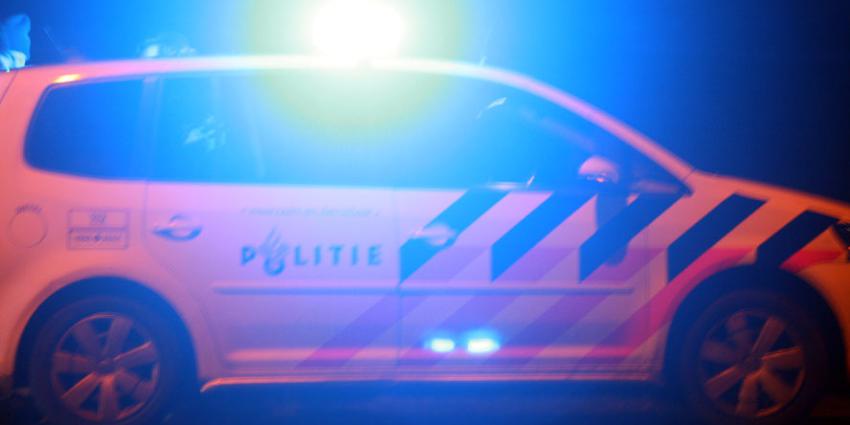 Auto rijdt in op beveiligingsmedewerker, vrouw wordt mishandeld 
