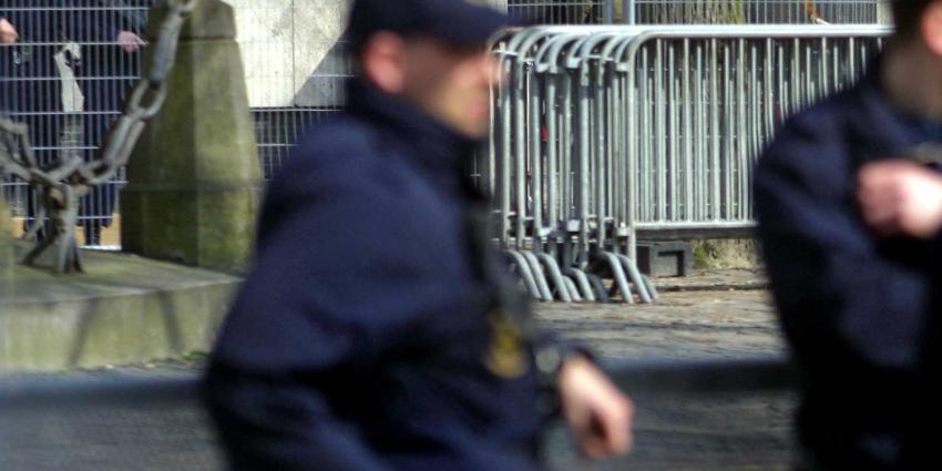 politie-beveiliging-hekken-demonstranten-Den Haag