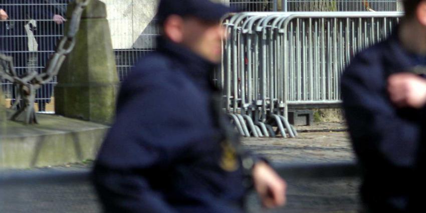 politie-beveiliging-hekken-demonstranten-Den Haag