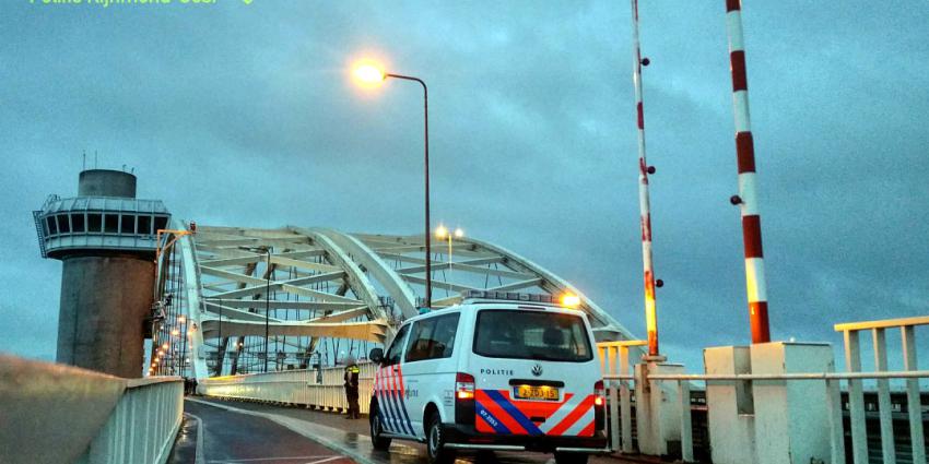 Politie haalt vijf jongeren Van Brienenoordbrug