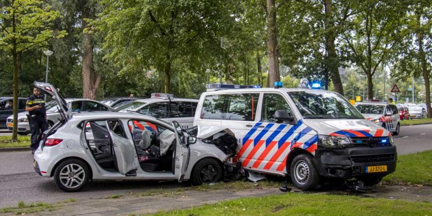 Politie rijdt auto klem na achtervolging 