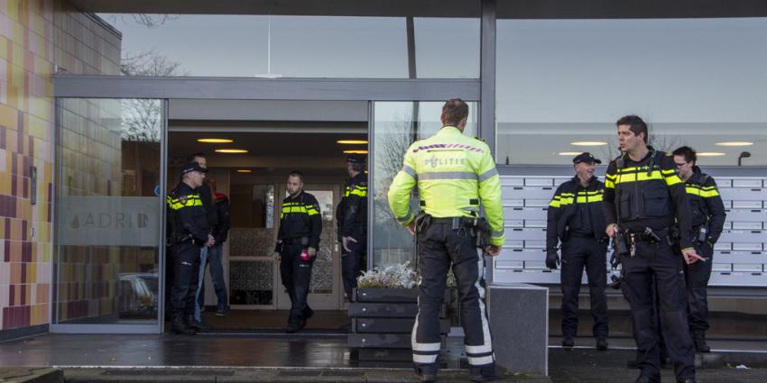 Verwarde man zit op 13e etage op reling