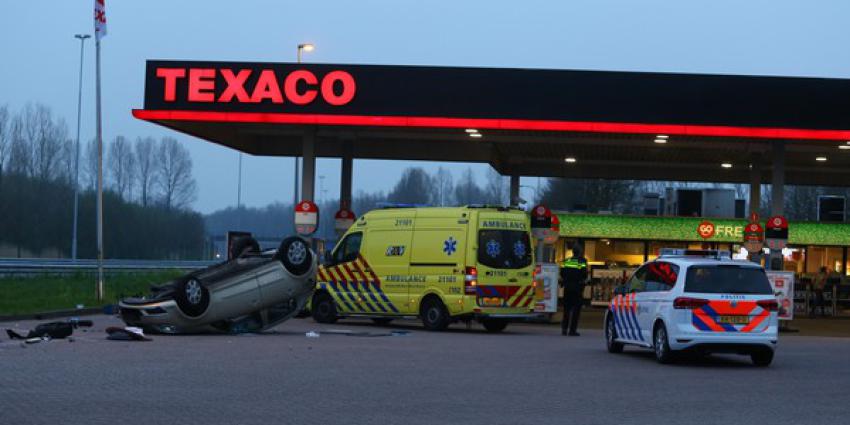 Auto op zijn kop bij eenzijdig ongeval bij pompstation langs A2 