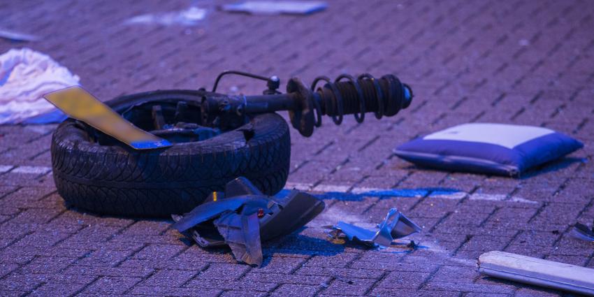 Auto op zijn kop bij eenzijdig ongeval bij pompstation langs A2 