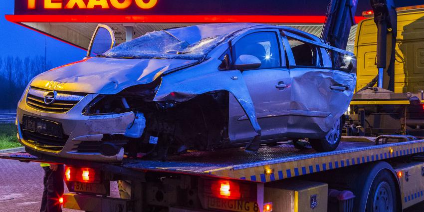 Auto op zijn kop bij eenzijdig ongeval bij pompstation langs A2 