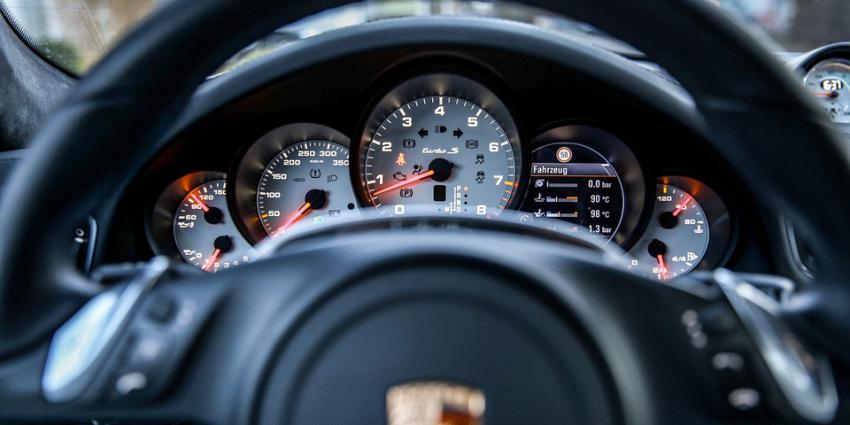 Drie Porsches en tienduizenden euro’s in beslag genomen