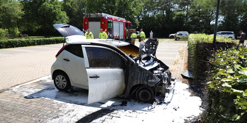 Auto grotendeels uitgebrand